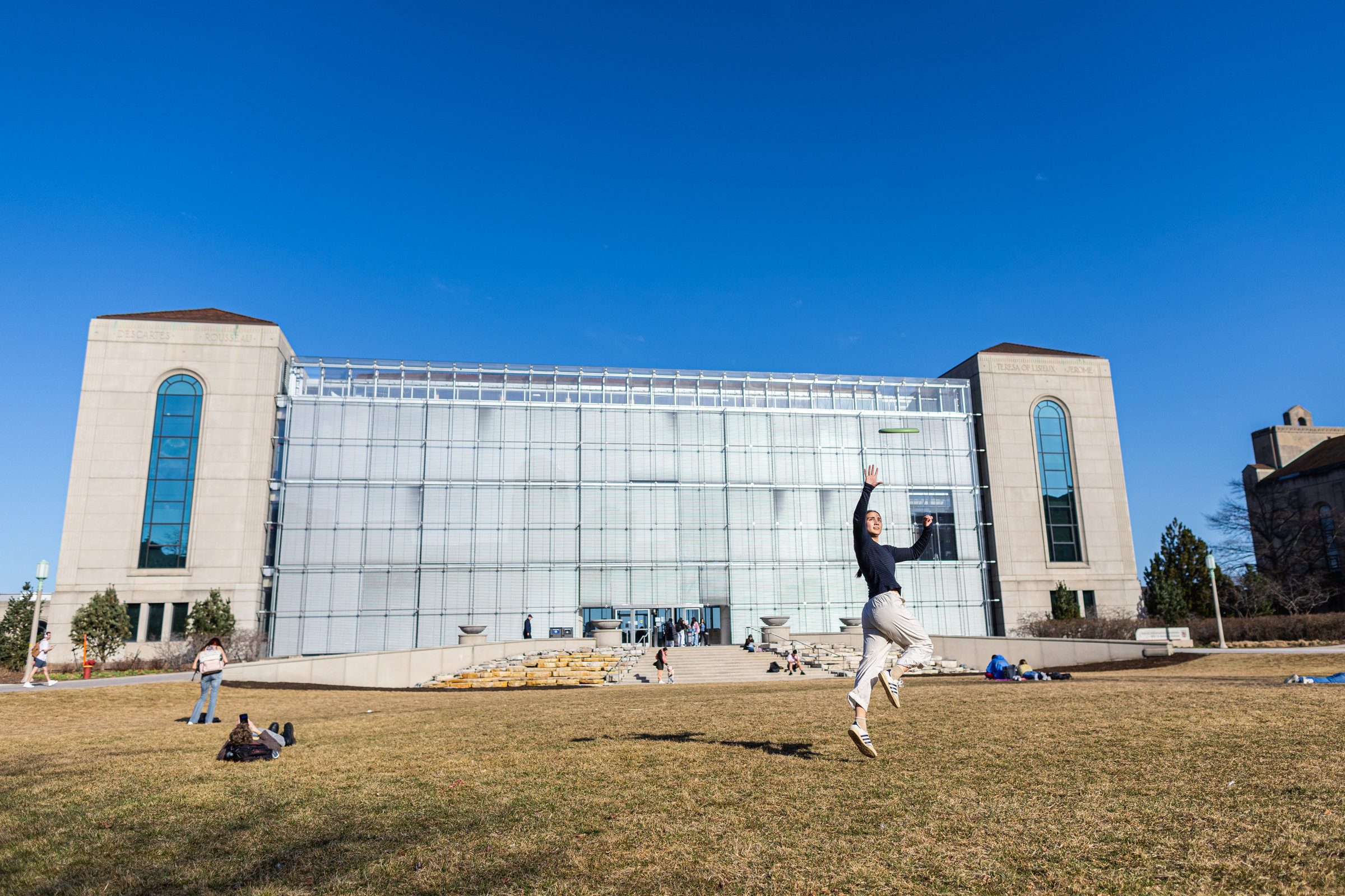 Loyola students take advantage of unusually warm weather with temperatures in the low-70s on February 26, 2024. (Photo: Lukas Keapproth)