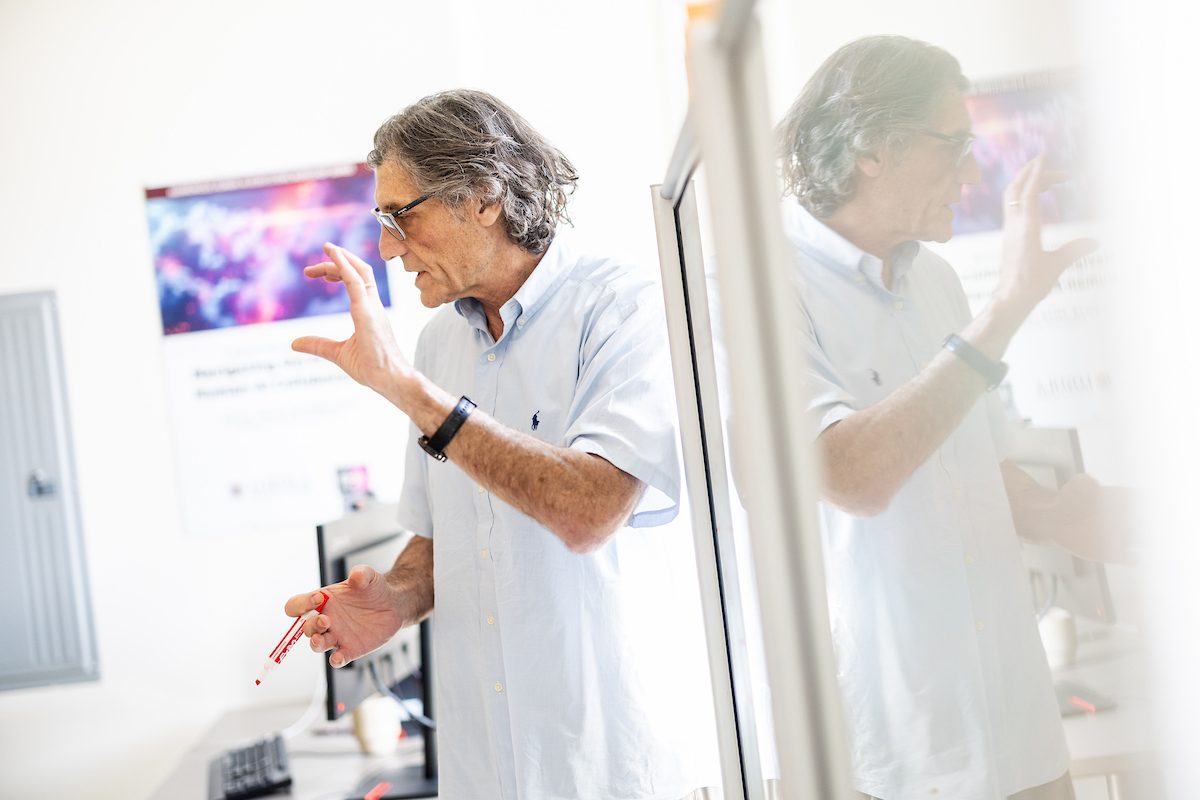 Quinlan School of Business Professor Steven Platt teaches in the Applied AI Lab in the Schreiber Center. (Photo: Lukas Keapproth)