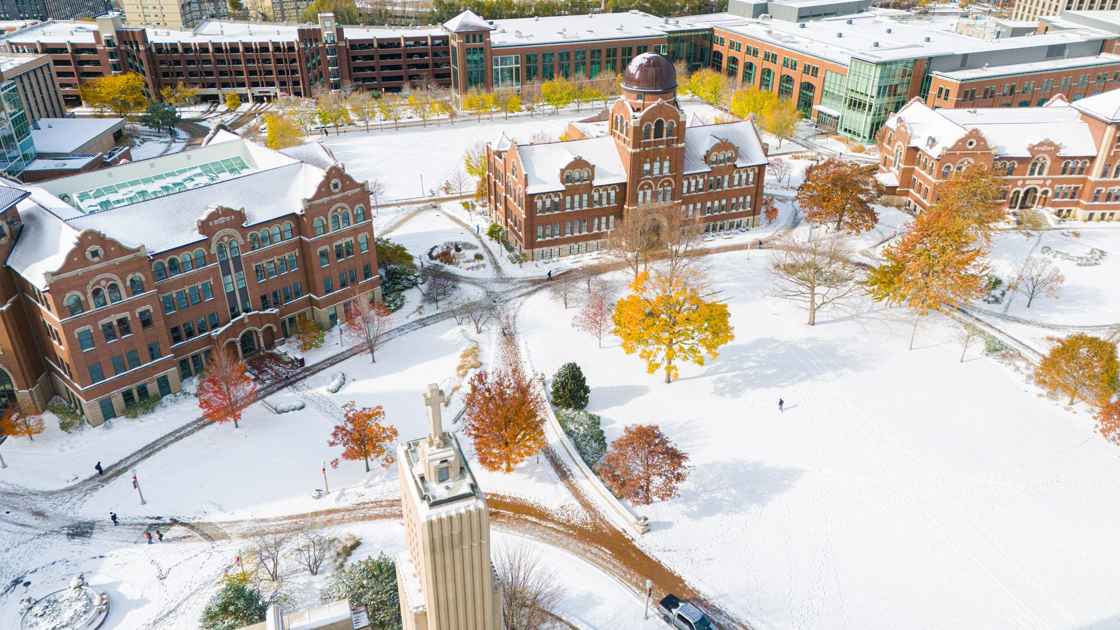 The first snowfall of the year blanketed Lake Shore Campus on November 10, 2025. 