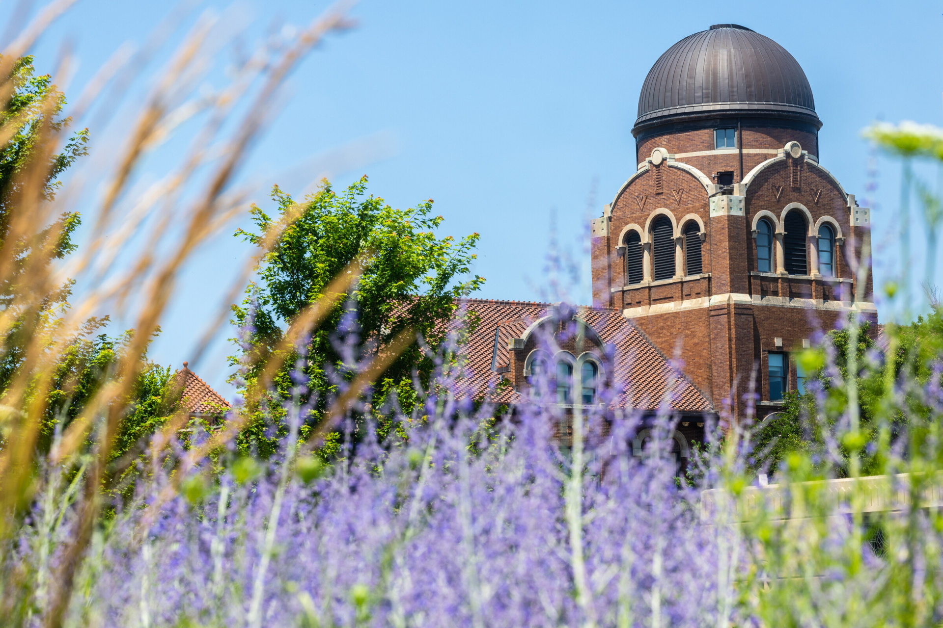 Exterior of Cudahy Science Hall. (Photo: Lukas Keapproth)