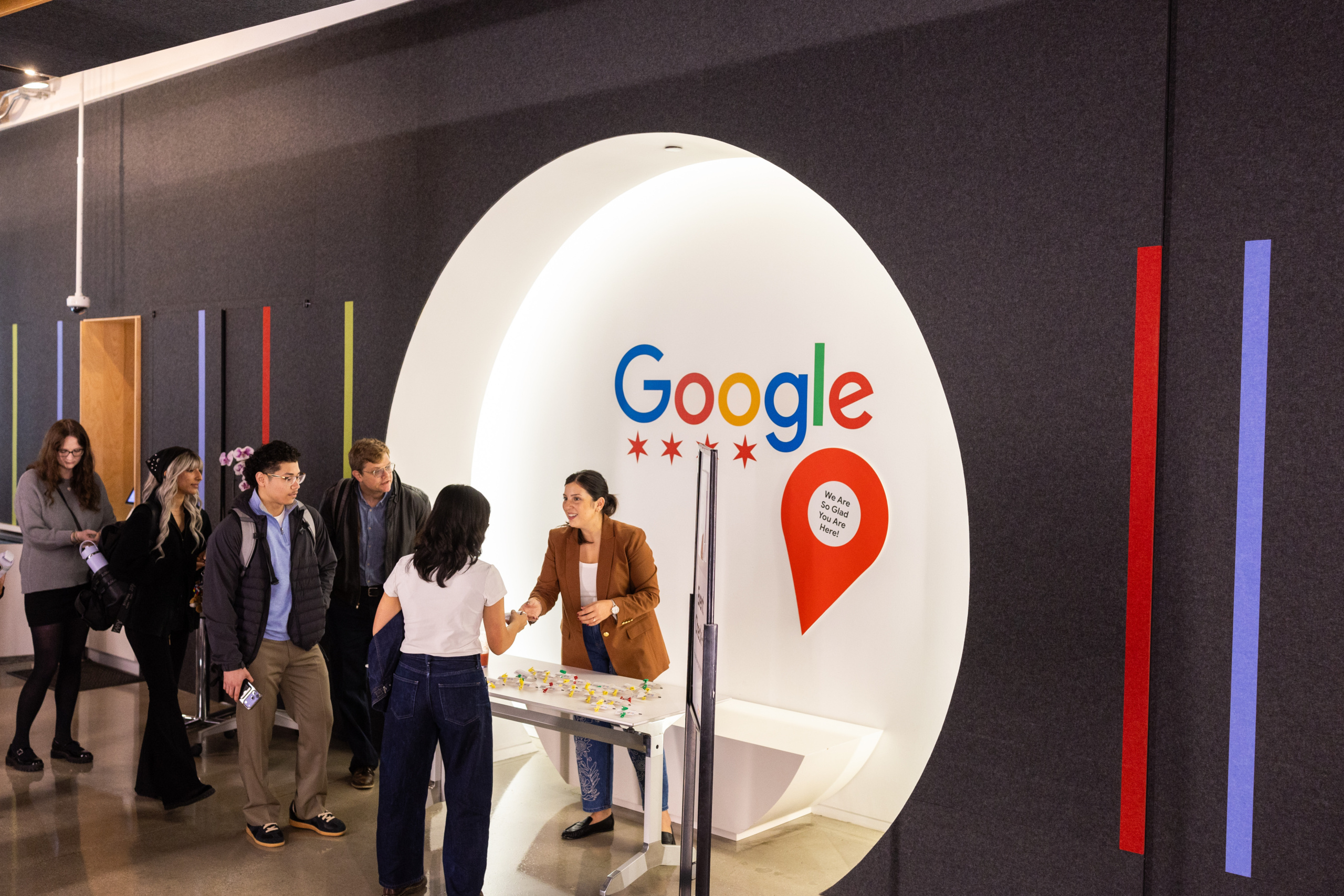 About 30 Loyola students and recent alums came to a half-day tour of Google's Chicago headquarters in Fulton Market. They left with new career connections and career advice to apply to their job searches.